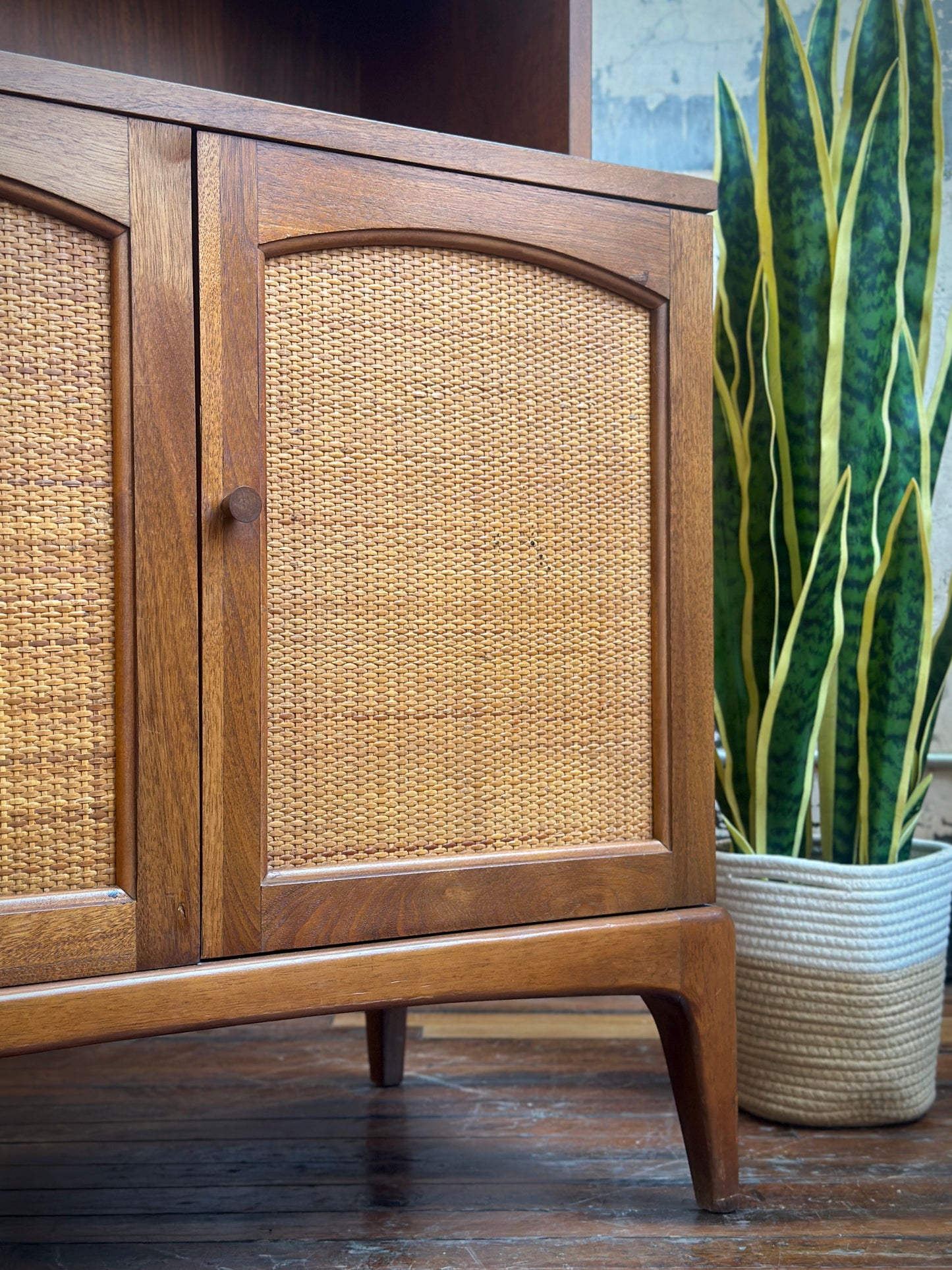 Lane Rhythm One-piece China Cabinet