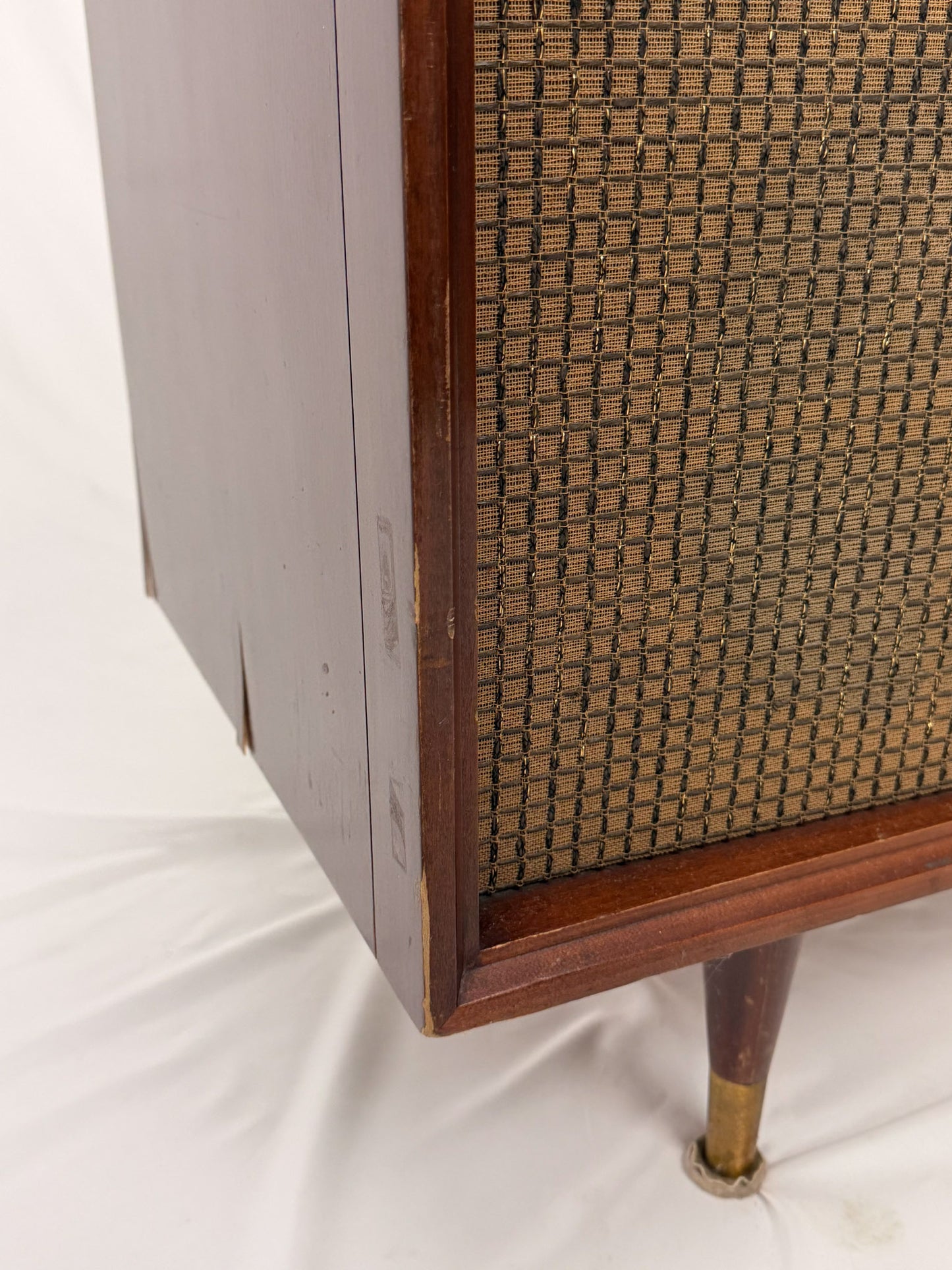 Vintage Motorola radio with wooden casing and control knobs on a white background