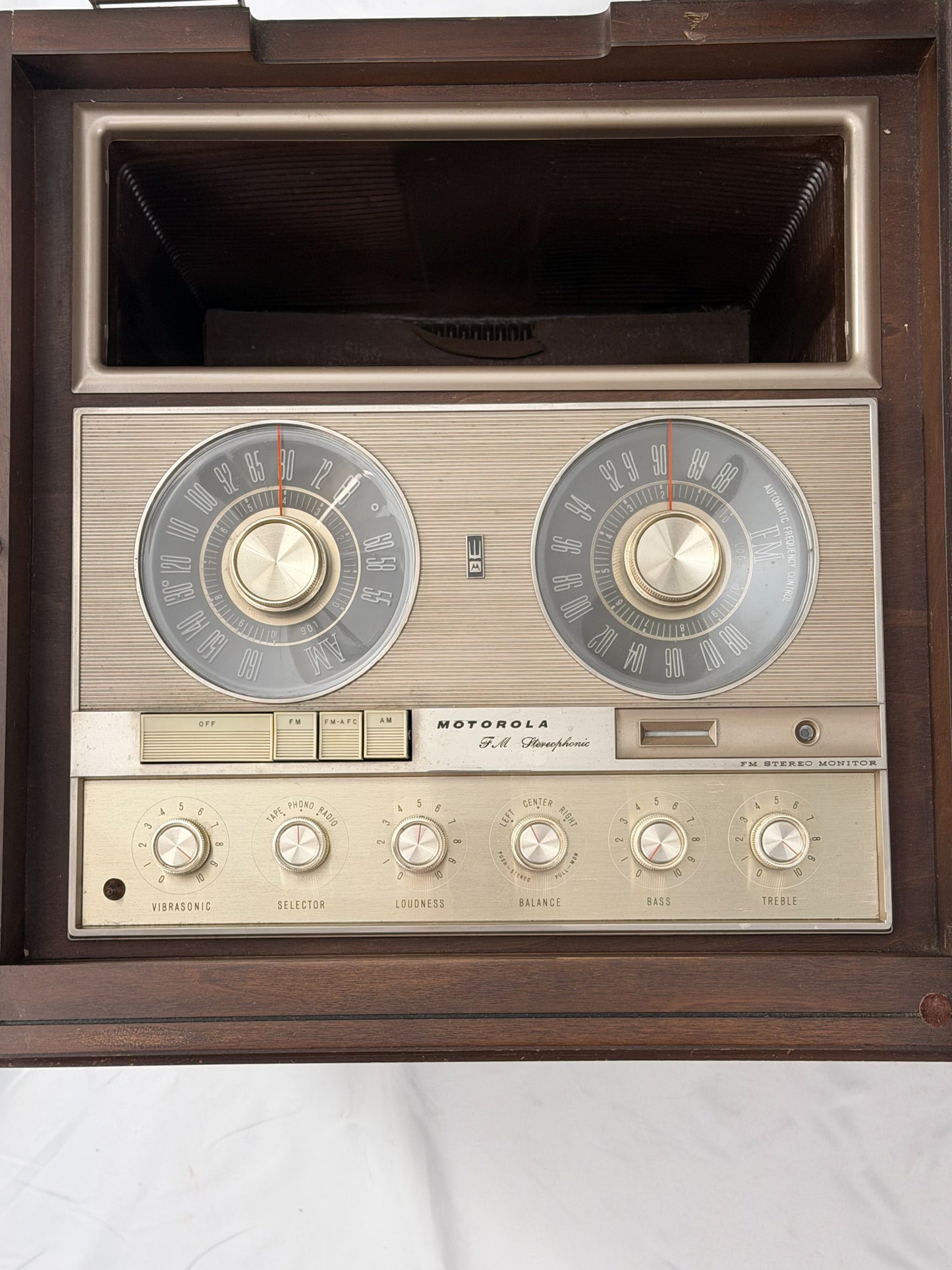 Vintage-style radio with wooden casing and metallic panel