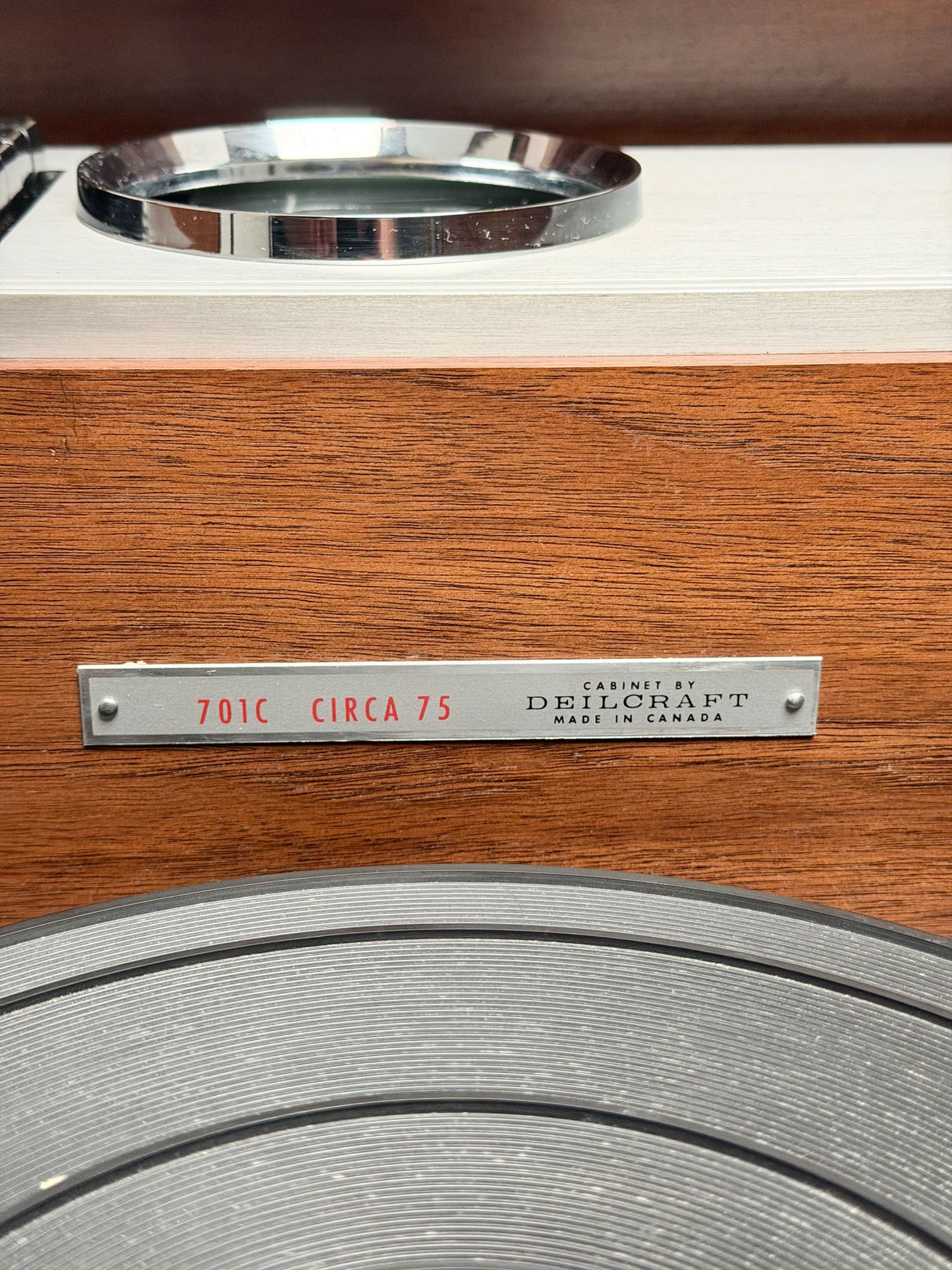 Close-up of a wooden product with '701C Circa 75' and 'Delicraft' branding.