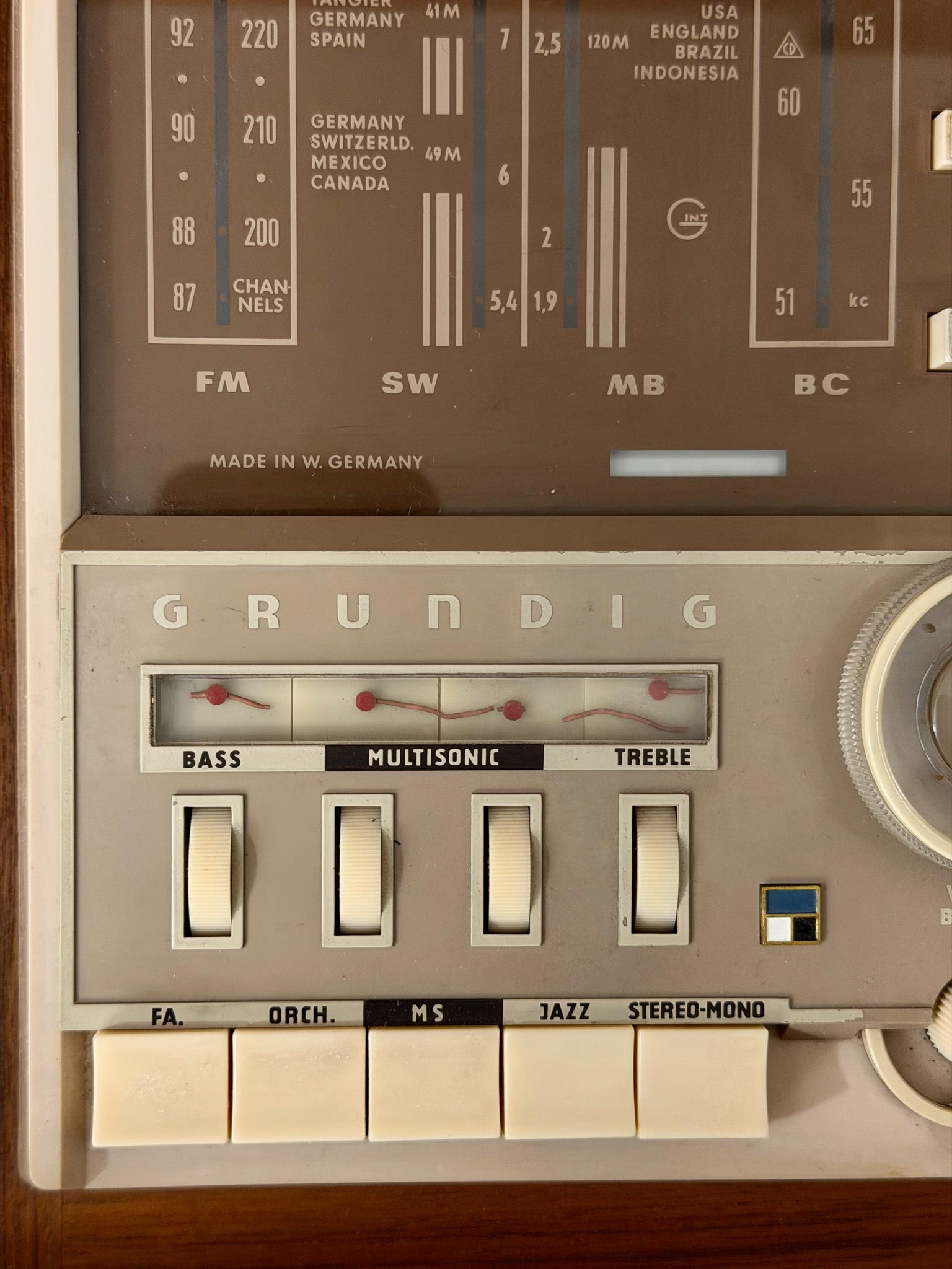 Vintage Grundig radio with control knobs and tuning dial