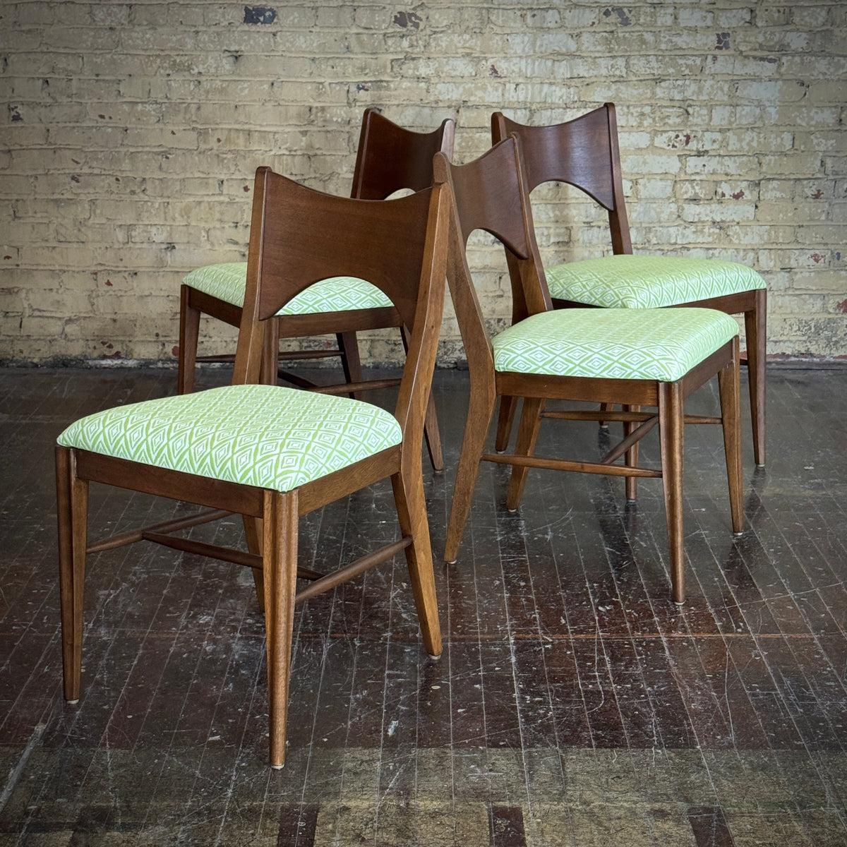 Set of (4) Broyhill Saga Dining chairs
