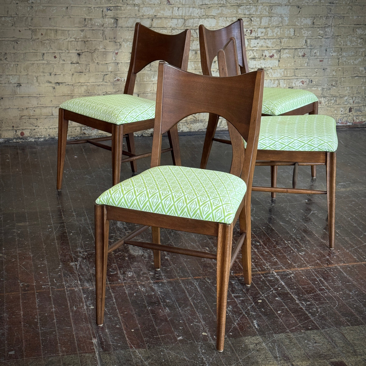 Set of (4) Broyhill Saga Dining chairs