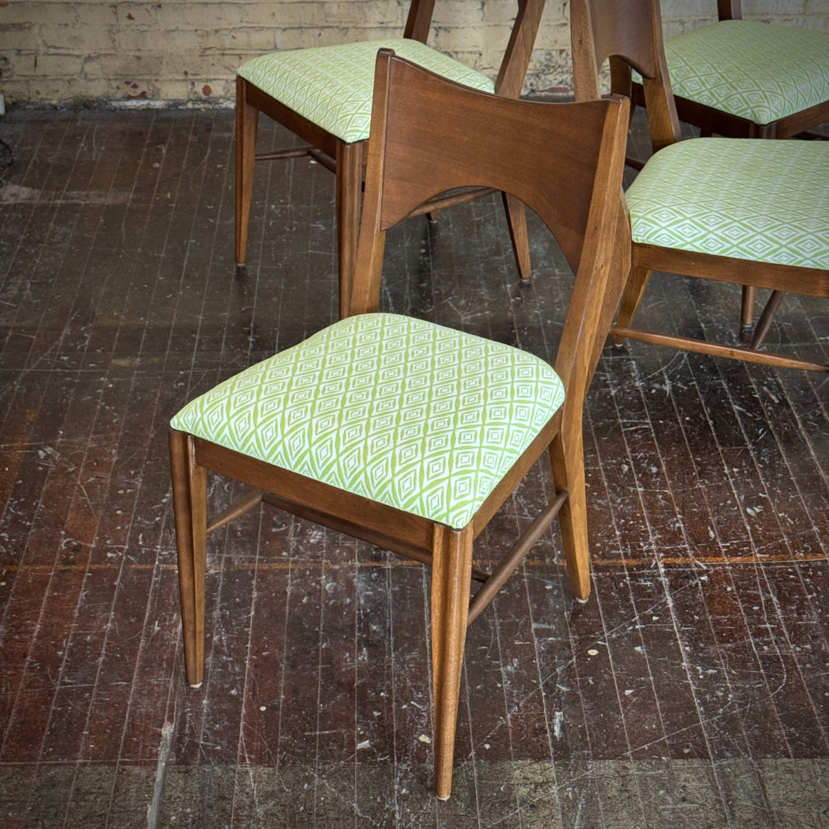 Set of (4) Broyhill Saga Dining chairs