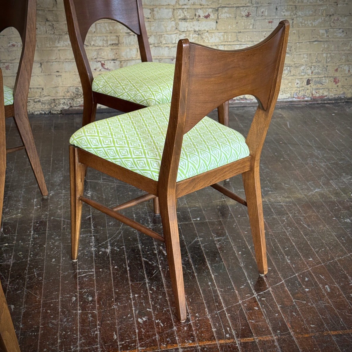 Set of (4) Broyhill Saga Dining chairs