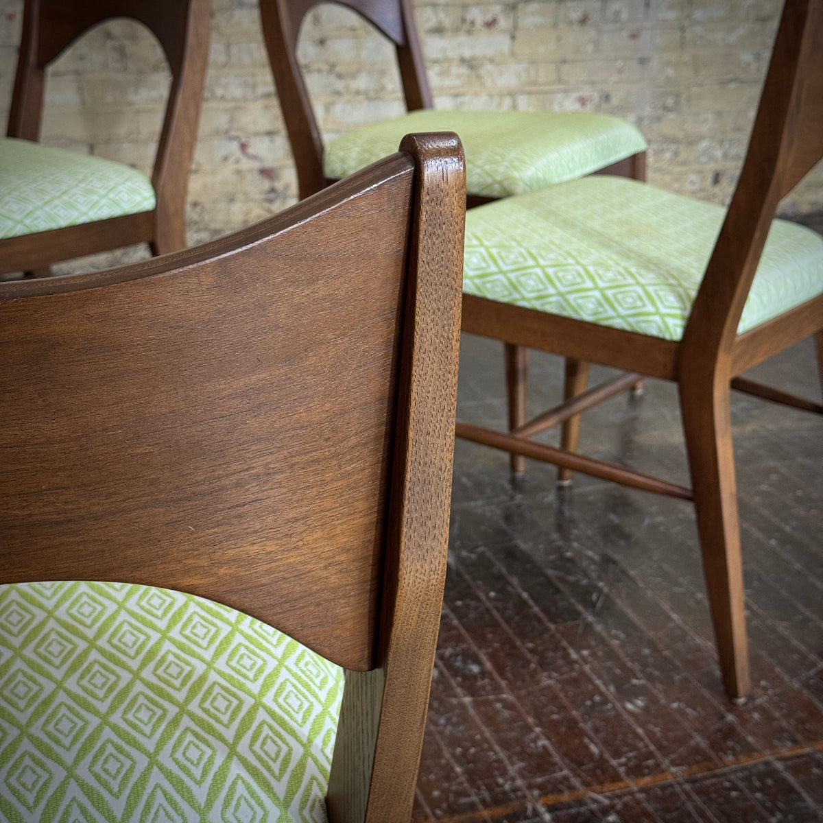 Set of (4) Broyhill Saga Dining chairs