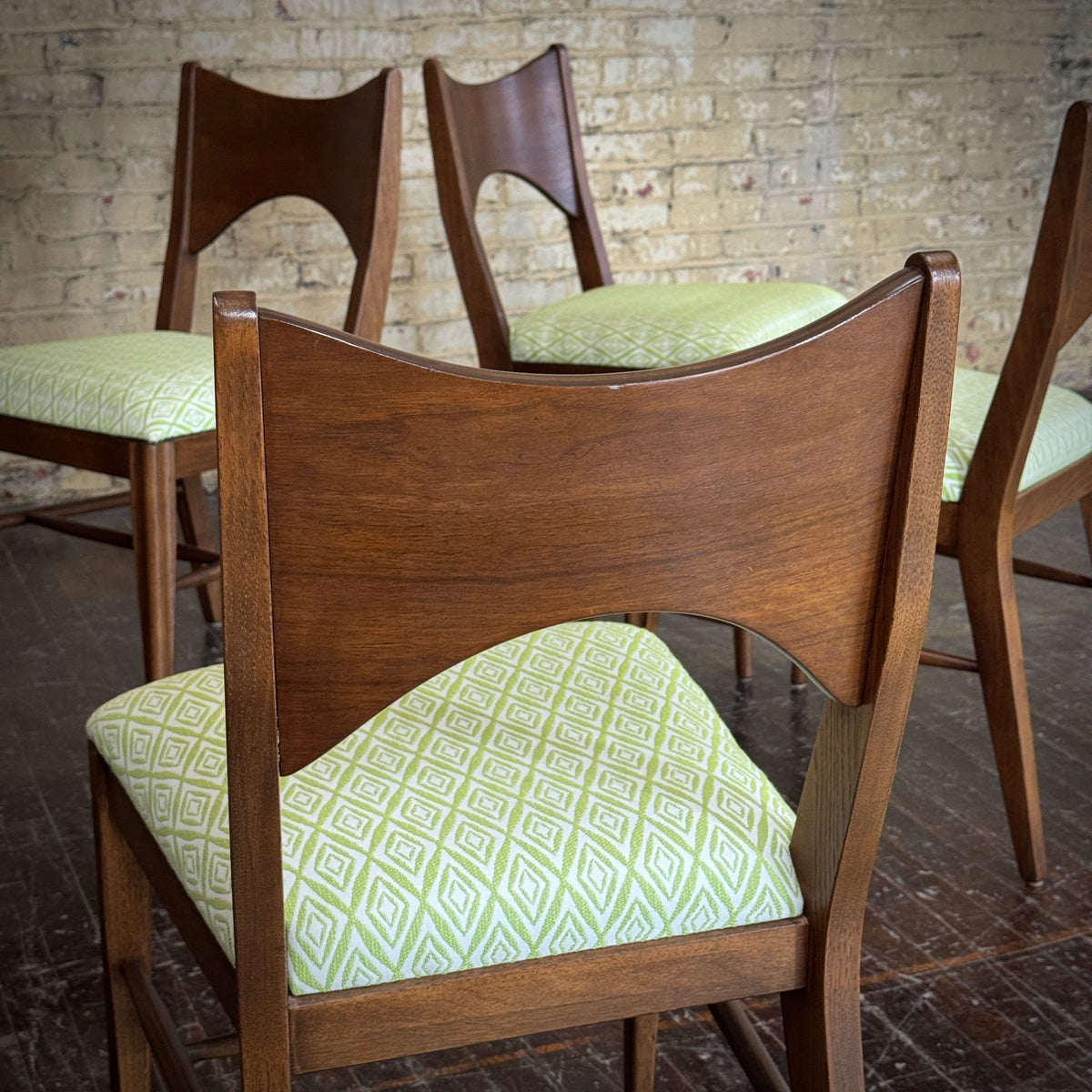 Set of (4) Broyhill Saga Dining chairs