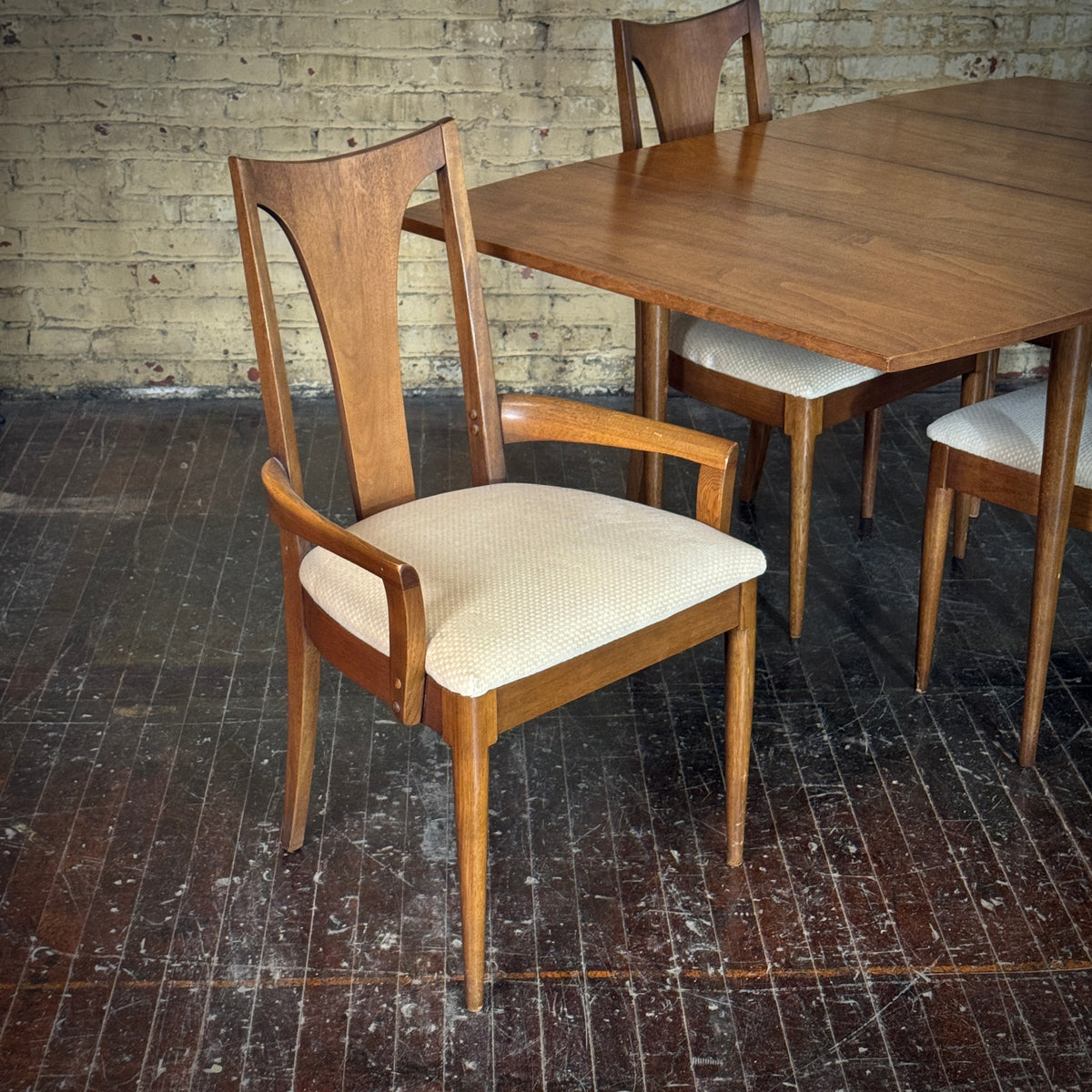 Broyhill Sculptra MCM Dining Set with 6 chairs