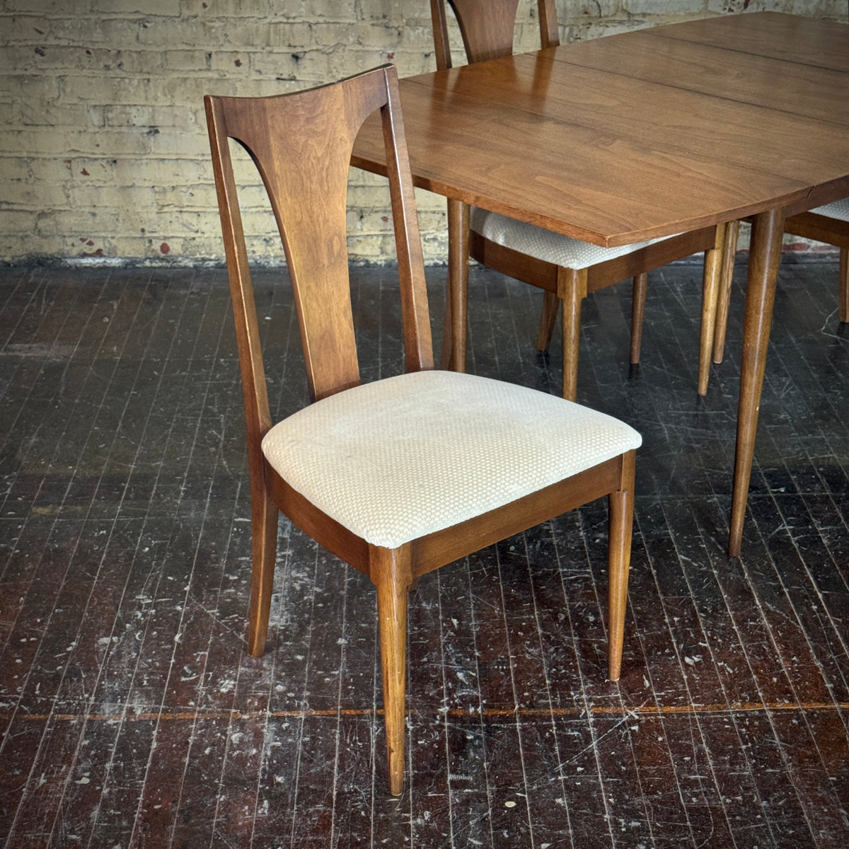 Broyhill Sculptra MCM Dining Set with 6 chairs