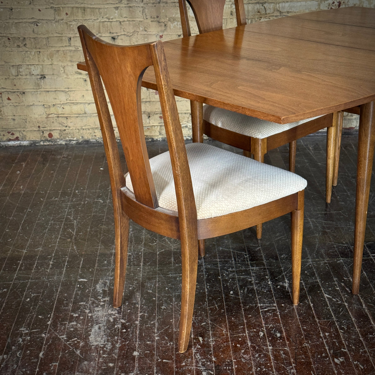 Broyhill Sculptra MCM Dining Set with 6 chairs