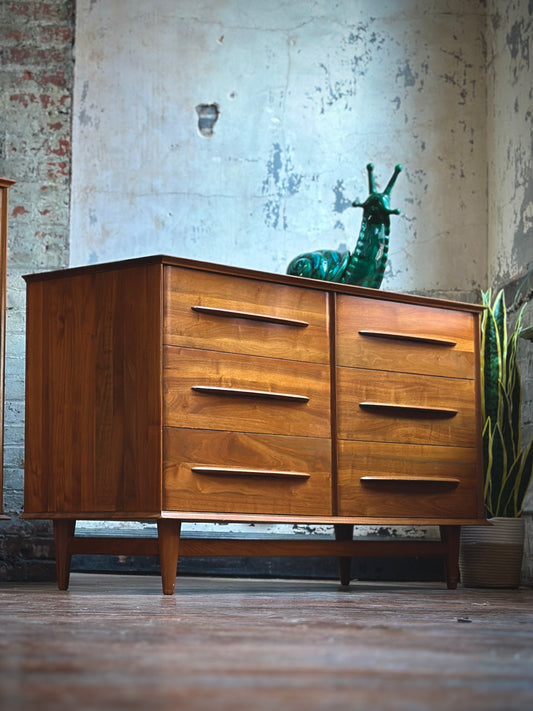 Bissman Furniture 6-Drawer Lowboy - 1600 Series
