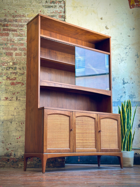 Lane Rhythm One-piece China Cabinet